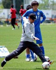 山形の小林監督(手前)は、FW長谷川にシュートの手本を示す