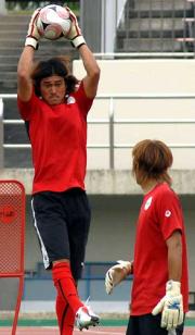 山形GK清水は、CKからの捕球練習でハイボールをつかむ