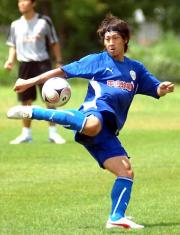 山形の練習に復帰したＦＷ豊田は、ボレーシュートを放つ