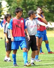 山形ＤＦ石井（左前）とレオナルド（右奥）は、小林監督（右前）から指導