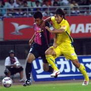 山形FW豊田(右)は前半、C大阪DF前田とボールを争う