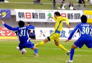 前半２分、左足で先制点を決めた山形ＦＷ長谷川