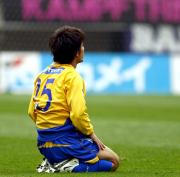 先制点を決めるも、引き分けに終わった菅井は試合終了と同時にへたり込む