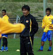 練習に復帰した手倉森監督（右から２人目）は、大声を張り上げ選手を鼓舞