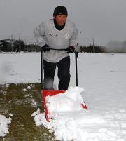 人生初の雪かきを体験した山形の小林監督