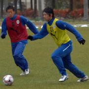 紅白戦でドリブルを仕掛ける山形FW豊田(右)