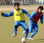 ミニゲームで競り合う山形FW財前(右)とMF渡辺