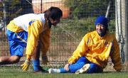 練習を終えた平瀬（右）は、永井とリラックスしながら談笑