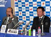 会見中、電話でJ1昇格決定の連絡を受ける海保理事長。右は小林監督
