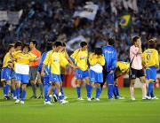 Ｊ１昇格ならず、ピッチ上で号泣する仙台イレブン（撮影・下田雄一）