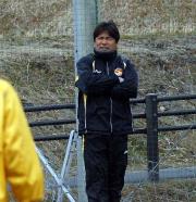 来季続投が決定した手倉森監督は、笑顔を見せながらイレブンにアドバイス