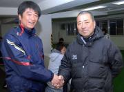レノヴェンス・オガサＦＣの中村代表（左）と顧問の盛岡商・斎藤監督