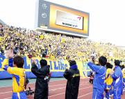 ホーム開幕戦でサポーターに感謝する仙台イレブン