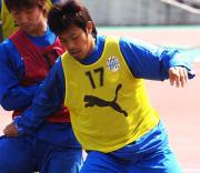 紅白戦で小林（手前）は、坂井にボールを奪われないようにブロック