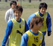 石川(左)は練習の合間に笑顔。手前は坂井、右奥はキム・ビョンスク