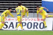 後半１８分、山形ＦＷ古橋（右）は先制ゴールを決め笑顔いっぱい