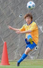 正確なキックで凱旋（がいせん）弾を狙うＭＦ梁