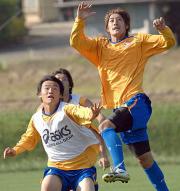 CKに飛び込むFW中原。左はDF島川