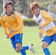 紅白戦でFW中原(右)をマークするDF木谷