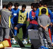 小林伸二監督（左端）の神戸対策に、真剣な表情で耳を傾ける山形イレブン