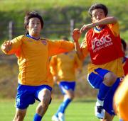 クロス対応の練習でMF関口(左)と競るDF木谷