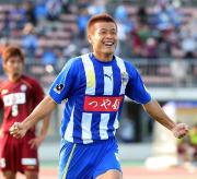 山形対神戸　前半４０分、ヘディングゴールを決め喜ぶ山形ＦＷ古橋