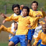 セットプレーで競り合う左からFW中島、MF富田、DF菅井
