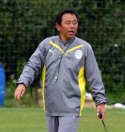 選手の動きを見ながら状態をチェックする小林監督