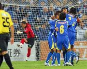 後半１２分、山形ＭＦ宮沢のゴールに歓喜の山形イレブン（右）