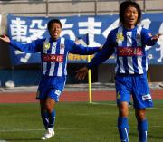 山形MF秋葉(左)はオフサイド判定に納得いかずアピール。右はDF西河