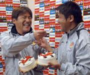 ２人の誕生日を祝い合う手倉森誠監督（左）と浩ヘッドコーチ