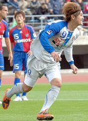 前半２５分、先制点を奪い喜ぶＦＷ中原