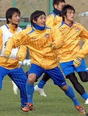 笑顔でFKに飛び込むFW中島