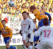 後半ロスタイム、頭で決勝点を奪う仙台DF朴
