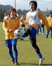 １対１の攻守練習でＭＦ梁（左）に勝つＤＦ渡辺