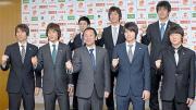 山形の新加入選手発表会に出席したFW田代(前列左から2人目)ら