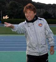 J1復帰年の厄よけを祈願し豆まきする手倉森監督