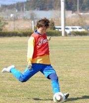 開幕３戦連発を狙ってキックの感触を確かめるＭＦ梁