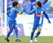 後半１３分、同点ゴールを決め、ＤＦ西河（右）と握手をかわすＭＦ宮沢