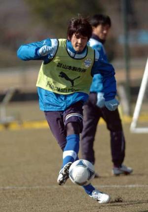 シュート練習で豪快に左足を振り抜く山形FW万代(手前)。奥はDF石井