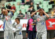 後半４２分、ＦＷ平瀬（右）はシュートを相手ＧＫにはじかれガックリ
