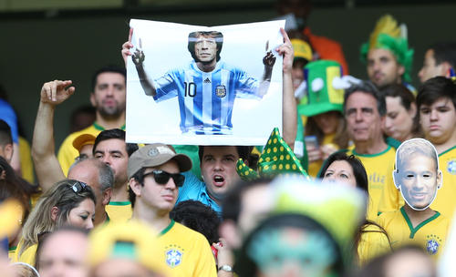 Ｗ杯ブラジル大会ブラジル対ドイツ　ミックジャガーはアルゼンチンに応援するよう、ボードを掲げるサポーター（２０１４年７月８日撮影）