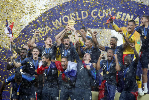 フランス対クロアチア　優勝を決め、表彰式で喜ぶフランスの選手たち（撮影・ＰＮＰ）