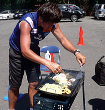 広島風お好み焼きをつくる横浜ＦＣ高木監督