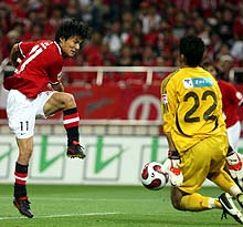 浦和対東京 前半、同点ゴールを決める浦和FW田中達
