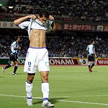 前半、同点ゴールを決めるも足を痛めピッチを去るＧ大阪ＦＷマグノ・アウベス