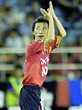 前半、J1通算100得点目を決め声援に応える名古屋MF藤田(共同)
