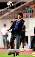 ２５日、鹿島戦でピッチ内にボールを投げる横浜ＦＣ高木監督
