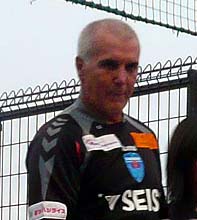 横浜FCの新監督に就任したジュリオ・レアル氏は早速練習で指揮を執る