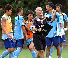 精力的に動き回り指示を出す横浜FCのジュリオレアル新監督(撮影・塩野滋)